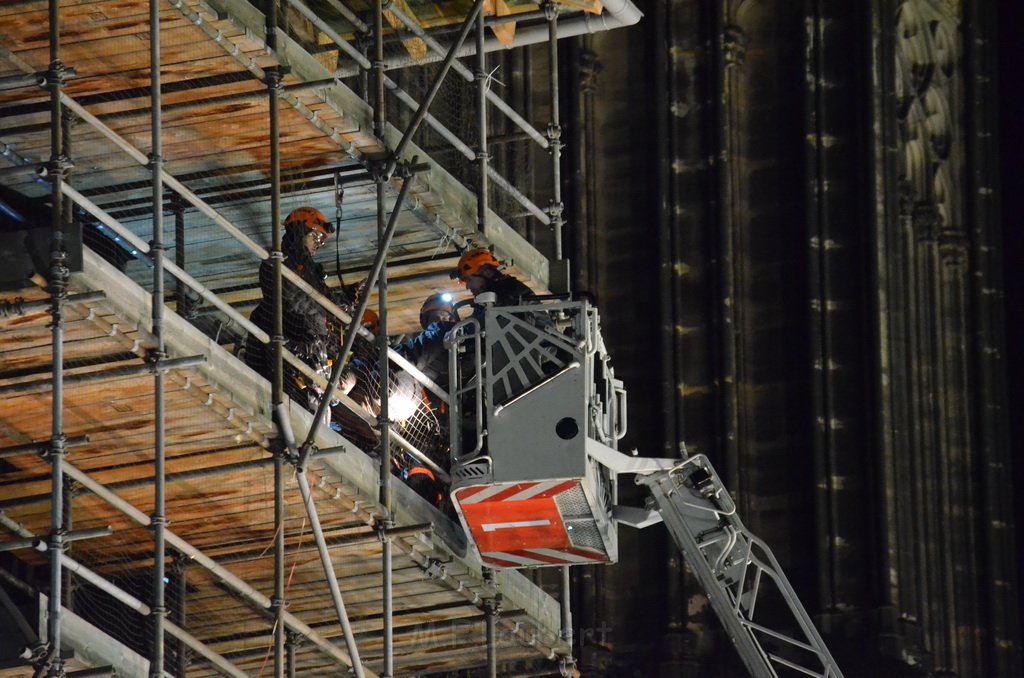 Einsatz BF Aktivisten auf Geruest vom Koelner Dom P304.JPG - Miklos Laubert